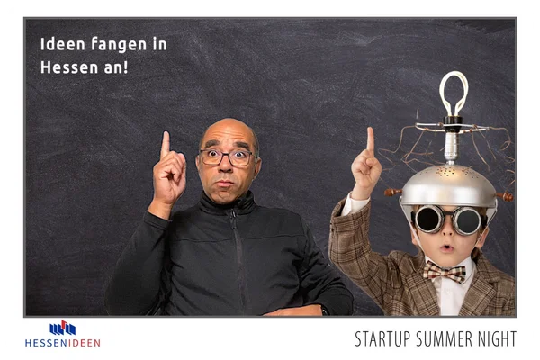 Ein Mann und ein Junge posieren für ein Foto vor einem schwarzen Hintergrund, beide haben eine Idee (eine Glühbirne über dem Kopf). Das Bild ist mit dem Text "Ideen fangen in Hessen an!" und dem Logo "HESSENIDEEN" versehen.