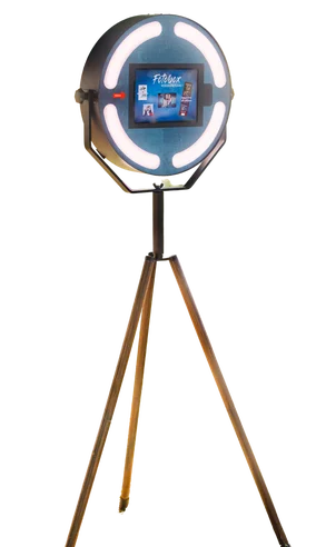 Fotobox AIR CORE: Kabelloses Photobooth-System mit schwarzem Rundgehäuse, LED-Ringlicht und Touchscreen auf einem dreibeinigen Holzstativ.